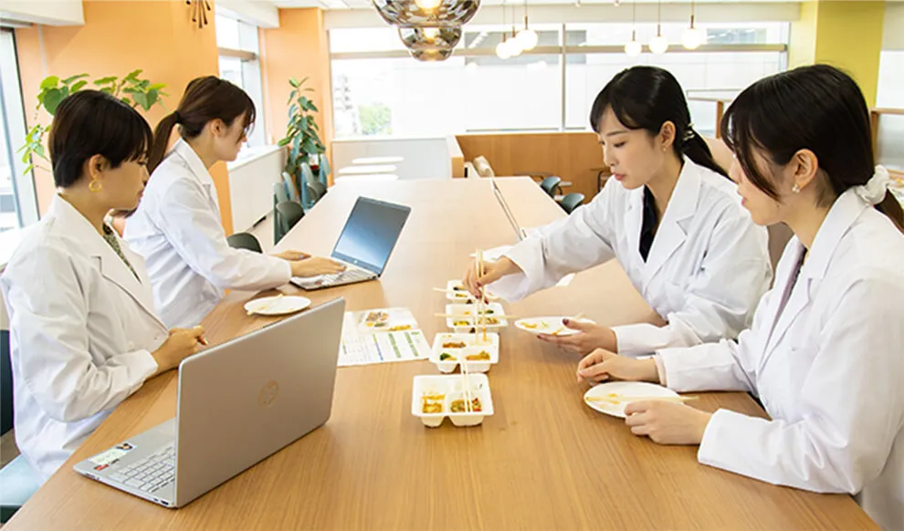 毎日の試食で、美味しさを磨き続けています